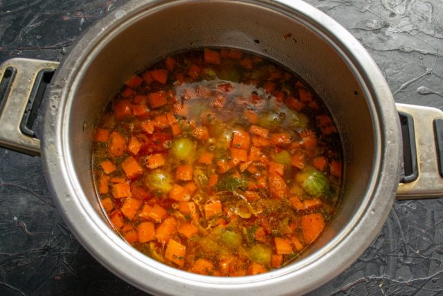 Варим щи на медленном огне под крышкой около двадцати минут после закипания. Этого времени достаточно для полного размягчения картофеля и капусты. Варим щи на медленном огне под крышкой около двадцати минут после закипания. Этого времени достаточно для полного размягчения картофеля и капусты.