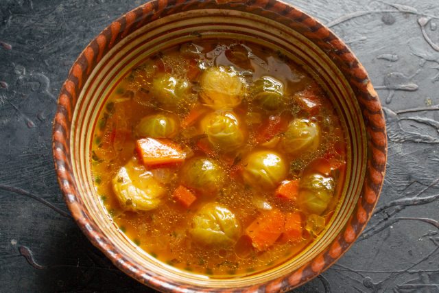 Разливаем горячие щи с брюссельской капустой по глубоким тарелкам. Кладем кусочки отварного куриного мяса, приправляем перцем и подаем со сметаной. Разливаем горячие щи с брюссельской капустой по глубоким тарелкам. Кладем кусочки отварного куриного мяса, приправляем перцем и подаем со сметаной.