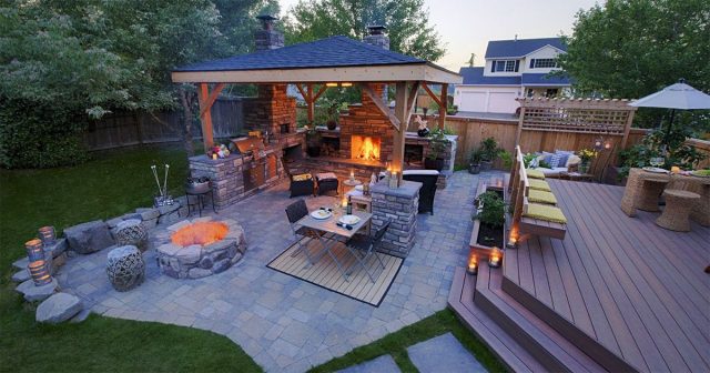 Зону отдыха выбирают по образу жизни и площади участка: патио у дома с навесом, уединённая беседка, лёгкая пергола, приподнятая терраса или костровая зона не ближе 5 м от строений. Главное — комфорт и безопасность.