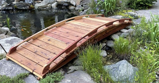 Декор сада — это баланс. Выбирайте 2–3 крупных элемента вместо множества мелких. Скамейки, мостики, фонтаны или качели должны отвечать стилю участка и его пропорциям. Главное — не перегружать пространство, создавая уют и гармонию.