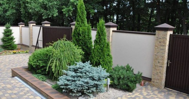 Входная зона задаёт тон всему участку. Подъездную дорожку и парковку оформляют прочным покрытием — брусчаткой, гравием или бетонными плитами, устойчивыми к нагрузке и погоде.