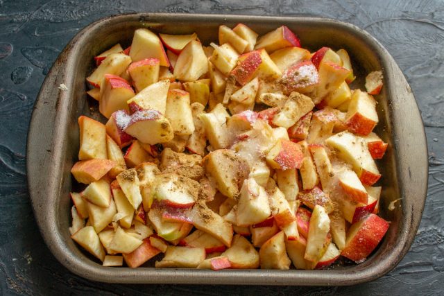 Нарезаем яблоки мелкими кубиками, смешиваем с сахаром и молотой корицей. Выкладываем фрукты в один слой на противень, смазанный растительным маслом или застеленный бумагой для выпечки Нарезаем яблоки мелкими кубиками, смешиваем с сахаром и молотой корицей. Выкладываем фрукты в один слой на противень, смазанный растительным маслом или застеленный бумагой для выпечки