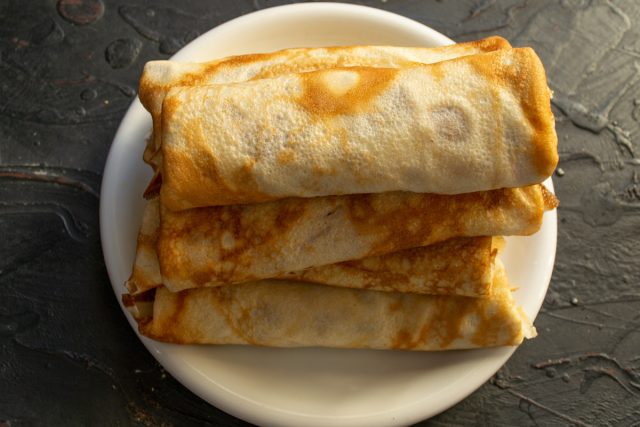 Жарим и фаршируем оставшиеся блины аналогичным способом. Из указанного количества продуктов получается около десяти аккуратных налистников с яблоками. Жарим и фаршируем оставшиеся блины аналогичным способом. Из указанного количества продуктов получается около десяти аккуратных налистников с яблоками.