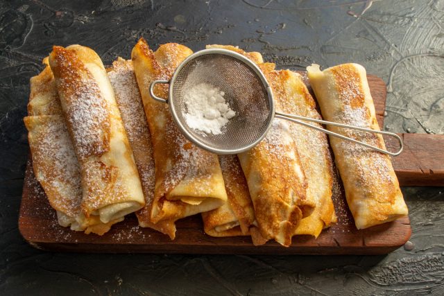 Подаем горячие налистники с запеченными яблоками к столу сразу после обжарки. Обильно посыпаем готовый десерт сахарной пудрой через мелкое ситечко. Подаем горячие налистники с запеченными яблоками к столу сразу после обжарки. Обильно посыпаем готовый десерт сахарной пудрой через мелкое ситечко.