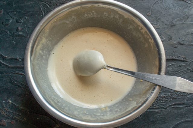 Насыпаем яичный порошок в глубокую миску и порциями вливаем холодную воду. Тщательно перемешиваем до однородности и оставляем на 25 минут для набухания. Насыпаем яичный порошок в глубокую миску и порциями вливаем холодную воду. Тщательно перемешиваем до однородности и оставляем на 25 минут для набухания.