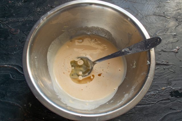 Вливаем в настоявшуюся яичную смесь нейтральное растительное масло. Добавляем сахарный песок и половину чайной ложки мелкой соли для баланса вкуса. Вливаем в настоявшуюся яичную смесь нейтральное растительное масло. Добавляем сахарный песок и половину чайной ложки мелкой соли для баланса вкуса.