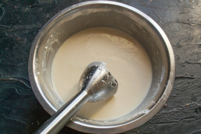 Пробиваем тесто погружным блендером до абсолютно гладкого состояния. Оставляем готовую массу отдыхать при комнатной температуре ровно на тридцать минут. Пробиваем тесто погружным блендером до абсолютно гладкого состояния. Оставляем готовую массу отдыхать при комнатной температуре ровно на тридцать минут.