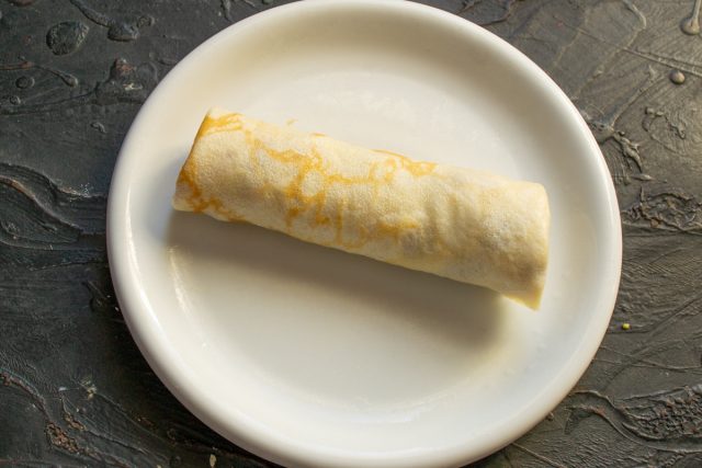 Накрываем яблочную начинку свободными краями налистника по бокам. Аккуратно и плотно сворачиваем блинчик трубочкой, надежно пряча сладкую массу внутри. Накрываем яблочную начинку свободными краями налистника по бокам. Аккуратно и плотно сворачиваем блинчик трубочкой, надежно пряча сладкую массу внутри.