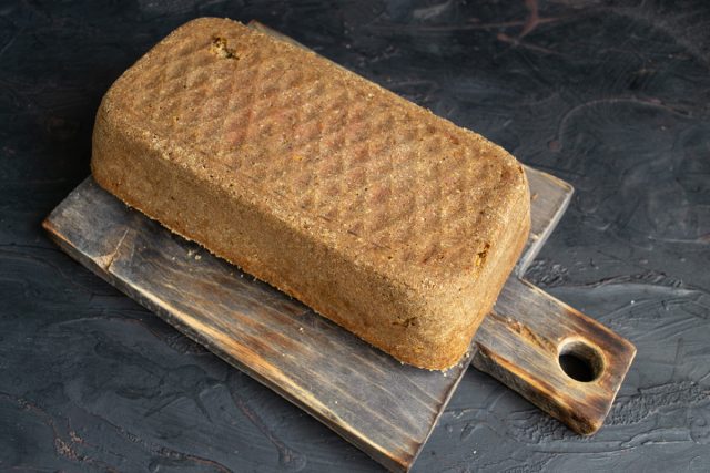 Достаем готовый паштет, полностью остужаем и аккуратно извлекаем из формы. Заворачиваем в пергамент для хранения в холодильнике, чтобы он уплотнился.