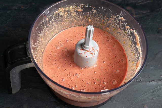 Включаем блендер и измельчаем печень со специями и яйцами до получения однородной массы.