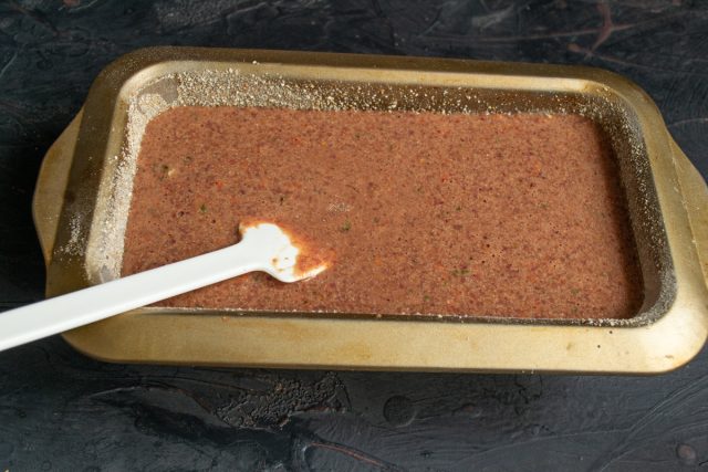 Переливаем настоявшуюся печеночную смесь в подготовленную форму. Масса получается довольно жидкой, похожей на блинное тесто, но она схватится в печи.