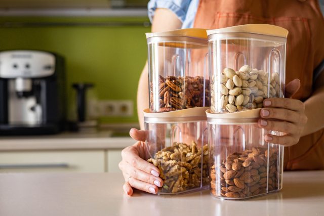 Ореховые жиры на свету и в тепле прогоркают — появляется вкус старого масла. Храните орехи и пасты только в холодильнике, в герметичной банке или пакете. В морозилке они остаются свежими месяцами.
