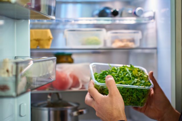 Зелень вянет без воды, но гниёт в мокром пакете. Секрет: помыть, насухо высушить (это критично!) и убрать в контейнер с сухим бумажным полотенцем. Или поставьте пучок в стакан с водой как букет, накрыв пакетом сверху. Так петрушка проживёт неделю.