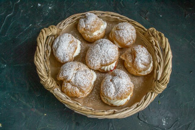 Подаем десерт к столу сразу после сборки или убираем в холодильник для охлаждения. Употребляем пирожные в течение нескольких часов, пока тесто свежее.