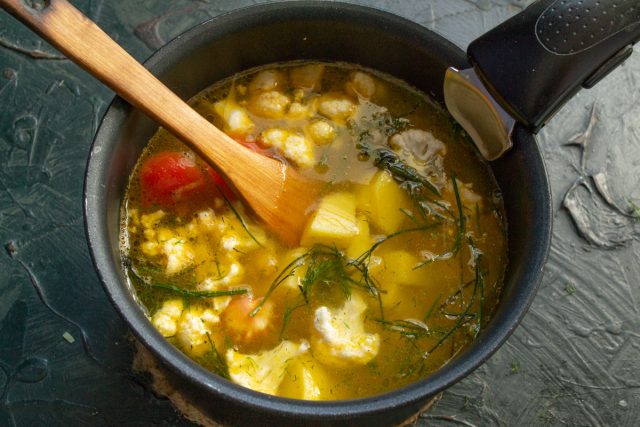 Вливаем литр кипятка, солим по вкусу и доводим до кипения. Накрываем крышкой и оставляем томиться, чтобы овощи и рыба отдали бульону весь свой вкус.