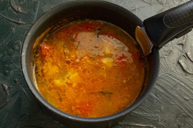 Варим суп на медленном огне около пятнадцати минут. Ориентируемся на мягкость картофеля и соцветий цветной капусты: как только они сварятся, снимаем с плиты.