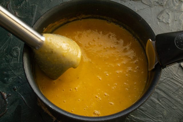 Пюрируем готовый суп погружным блендером до гладкой кремовой консистенции. Если техники нет, протираем мягкие овощи и рыбу через мелкое сито ложкой.