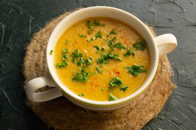 Разливаем горячий суп-пюре по глубоким тарелкам. Украшаем каждую порцию свежей рубленой петрушкой и щепоткой сладкой паприки, подаем с хрустящими гренками.