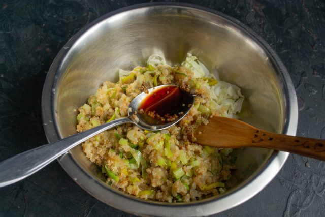 Смешиваем в банке масло, горчицу, соевый соус, уксус и мед. Интенсивно встряхиваем емкость до эмульсии и заправляем овощную смесь в салатнике.