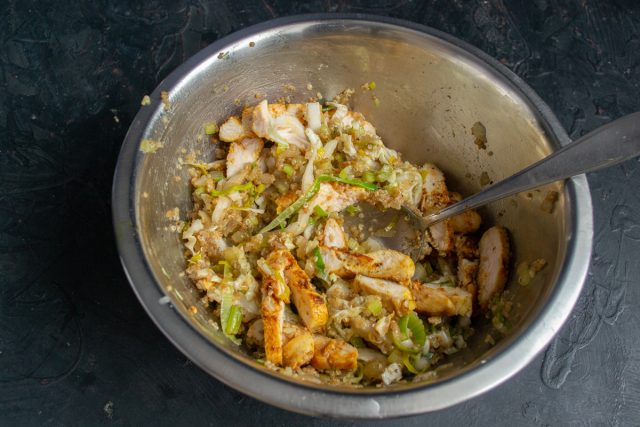 Тщательно перемешиваем основу с соусом. Выкладываем сверху ломтики теплой курицы, чтобы они не размокли, сохранили свою текстуру и аппетитный вид