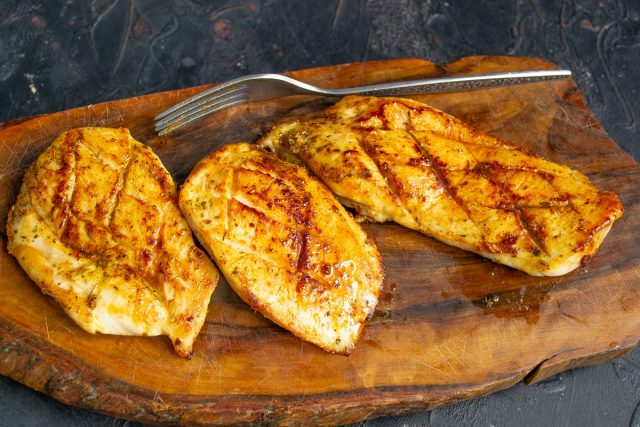 Перекладываем готовое мясо на доску и даем ему полежать, чтобы соки разошлись.