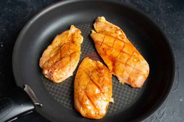 Обжариваем филе по четыре минуты с каждой стороны до румяной корочки. Перекладываем готовое мясо на доску и даем ему полежать, чтобы соки разошлись.