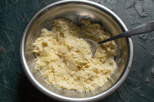 Добавляем к растертым с маслом сухим крошкам миндальные лепестки и аккуратно перемешиваем. Убираем готовую посыпку в холодильник до момента использования. Добавляем к растертым с маслом сухим крошкам миндальные лепестки и аккуратно перемешиваем. Убираем готовую посыпку в холодильник до момента использования.