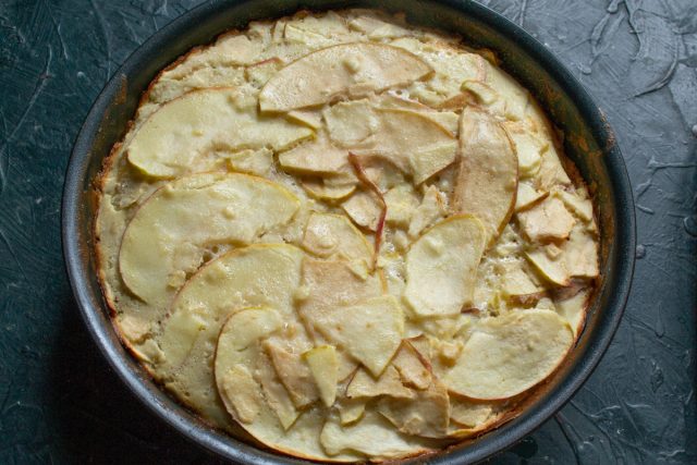 Достаем слегка подрумяненный пирог из духовки. Из-за большого количества яблок и малого объема теста основа не способна самостоятельно образовать хрустящую корочку. Достаем слегка подрумяненный пирог из духовки. Из-за большого количества яблок и малого объема теста основа не способна самостоятельно образовать хрустящую корочку.