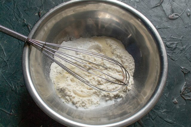 Смешиваем в глубокой миске сухие ингредиенты: пшеничную муку, манную крупу и разрыхлитель. При желании манку можно полностью заменить аналогичным количеством муки. Смешиваем в глубокой миске сухие ингредиенты: пшеничную муку, манную крупу и разрыхлитель. При желании манку можно полностью заменить аналогичным количеством муки.