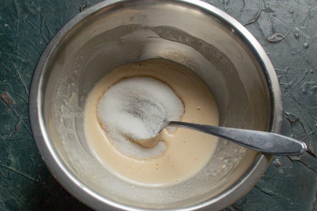 Взбиваем куриные яйца с обычным и ванильным сахаром до однородности. В этом рецепте вполне допустимо использование заранее восстановленного в воде яичного порошка. Взбиваем куриные яйца с обычным и ванильным сахаром до однородности. В этом рецепте вполне допустимо использование заранее восстановленного в воде яичного порошка.