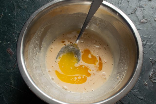 Растапливаем сливочное масло и немного остужаем его. Вливаем теплое масло и молоко комнатной температуры к взбитым с сахаром яйцам, перемешиваем массу венчиком. Растапливаем сливочное масло и немного остужаем его. Вливаем теплое масло и молоко комнатной температуры к взбитым с сахаром яйцам, перемешиваем массу венчиком.