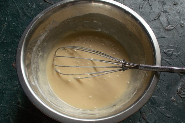 Тщательно замешиваем тесто венчиком, разбивая все возможные мучные комочки. Готовая масса получается довольно жидкой, по консистенции она напоминает блинную. Тщательно замешиваем тесто венчиком, разбивая все возможные мучные комочки. Готовая масса получается довольно жидкой, по консистенции она напоминает блинную.