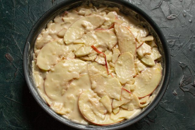 Заполняем форму яблоками и заливаем сверху остатками теста. Ставим пирог в разогретый до 175 градусов духовой шкаф на 25 минут для первичного запекания основы. Заполняем форму яблоками и заливаем сверху остатками теста. Ставим пирог в разогретый до 175 градусов духовой шкаф на 25 минут для первичного запекания основы.