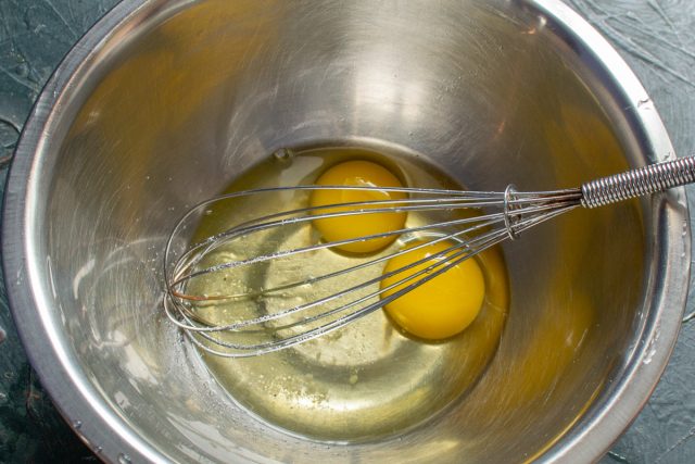 Разбиваем в глубокую миску сырые куриные яйца и добавляем соль. Взбиваем массу венчиком до получения полностью однородного яичного состояния. Разбиваем в глубокую миску сырые куриные яйца и добавляем соль. Взбиваем массу венчиком до получения полностью однородного яичного состояния.