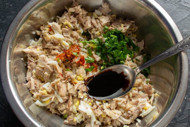 Добавляем к рубленному мясу мелко нарезанную зелень петрушки. Вливаем соевый соус, приправляем черным и красным перцем для пикантности начинки. Добавляем к рубленному мясу мелко нарезанную зелень петрушки. Вливаем соевый соус, приправляем черным и красным перцем для пикантности начинки.