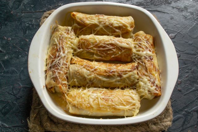 Отправляем форму в разогретую до 200 градусов духовку на двадцать минут. Запекаем до тех пор, пока сыр не расплавится и не зарумянится корочкой. Отправляем форму в разогретую до 200 градусов духовку на двадцать минут. Запекаем до тех пор, пока сыр не расплавится и не зарумянится корочкой.