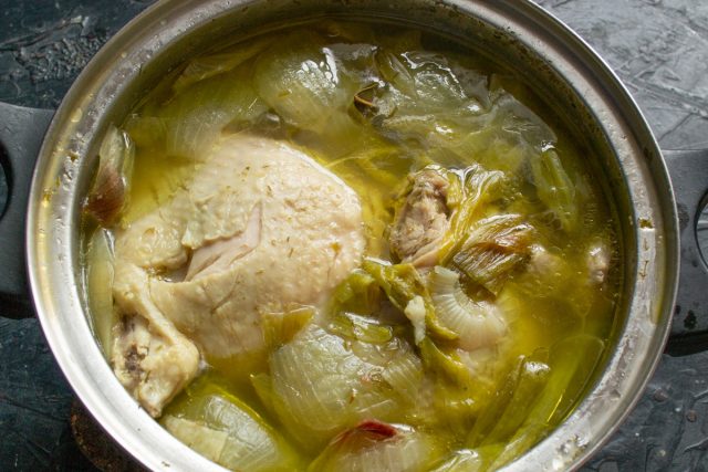 Закладываем курицу со специями и луком в кастрюлю, заливаем водой и варим час. Остужаем готовое мясо прямо в бульоне, чтобы оно осталось сочным. Закладываем курицу со специями и луком в кастрюлю, заливаем водой и варим час. Остужаем готовое мясо прямо в бульоне, чтобы оно осталось сочным.