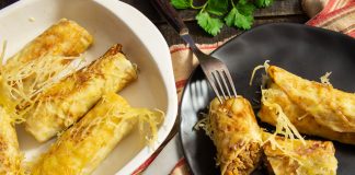 Запеченные блины с вареной курицей и сыром