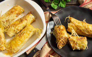 Запеченные блины с вареной курицей и сыром