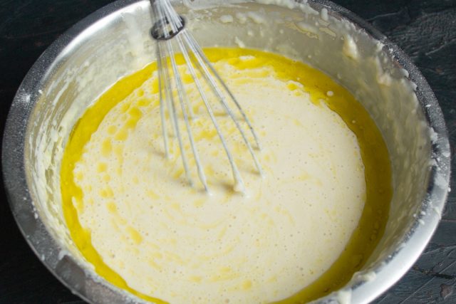 Растапливаем сливочное масло до жидкого состояния и вливаем в тесто. Жир сделает блинчики эластичными, мягкими и более сдобными на вкус. Растапливаем сливочное масло до жидкого состояния и вливаем в тесто. Жир сделает блинчики эластичными, мягкими и более сдобными на вкус.