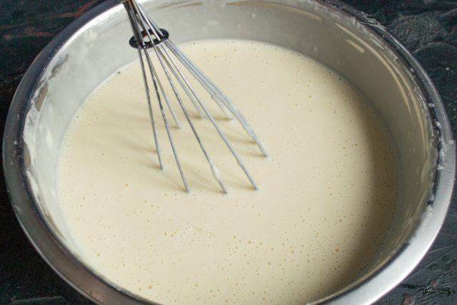 Перемешиваем тесто до консистенции жирных сливок. Убираем миску в холодильник на полчаса, чтобы клейковина муки набухла перед выпечкой блинов. Перемешиваем тесто до консистенции жирных сливок. Убираем миску в холодильник на полчаса, чтобы клейковина муки набухла перед выпечкой блинов.