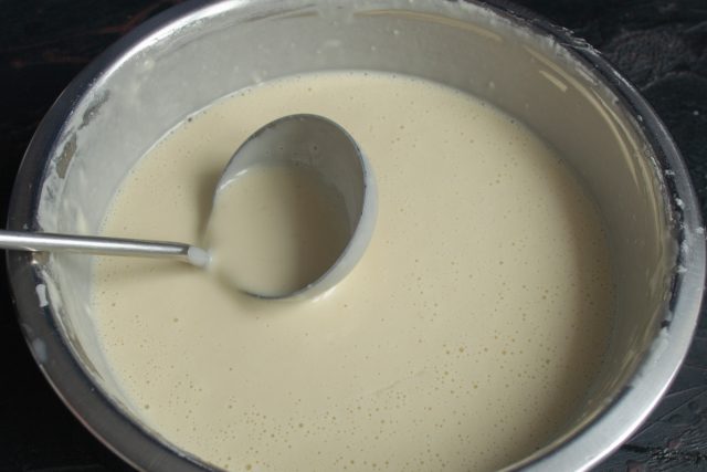 одготавливаем сковороду диаметром около 30 сантиметров и удобный половник. Правильный инвентарь поможет испечь ровные и тонкие блинчики для блюда. одготавливаем сковороду диаметром около 30 сантиметров и удобный половник. Правильный инвентарь поможет испечь ровные и тонкие блинчики для блюда.