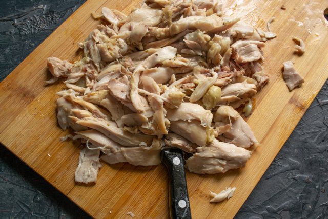 Достаем остывшую курицу из бульона, отделяем мясо от костей и удаляем кожу. Процеживаем бульон через сито, он понадобится нам для заливки. Достаем остывшую курицу из бульона, отделяем мясо от костей и удаляем кожу. Процеживаем бульон через сито, он понадобится нам для заливки.