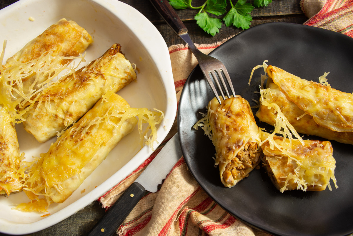 Запеченные блины с вареной курицей и сыром