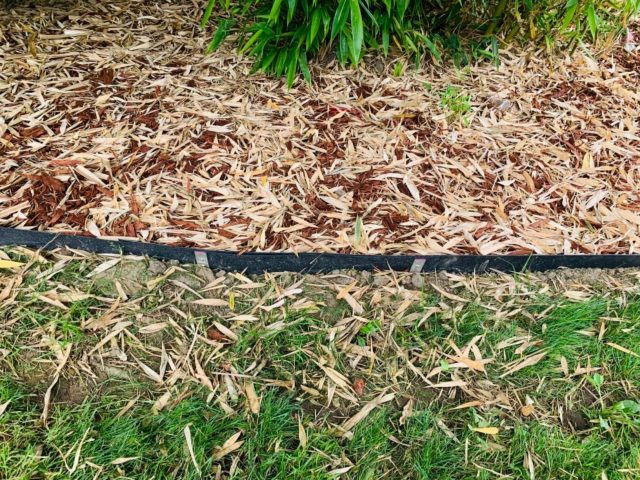 Корневой барьер работает только при правильной установке: до посадки, без зазоров и на нужную глубину. Для корневищ — 30–40 см, для столонов достаточно 15–20 см. В остальных случаях ограничитель не остановит разрастание.