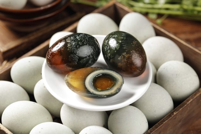 Столетнее яйцо пугает чёрным белком-желе и тёмно-зелёным желтком. Несмотря на аромат серы, вкус у него невероятно концентрированный и сливочный. В Китае это изысканная закуска, если только вы сможете есть «глазами».