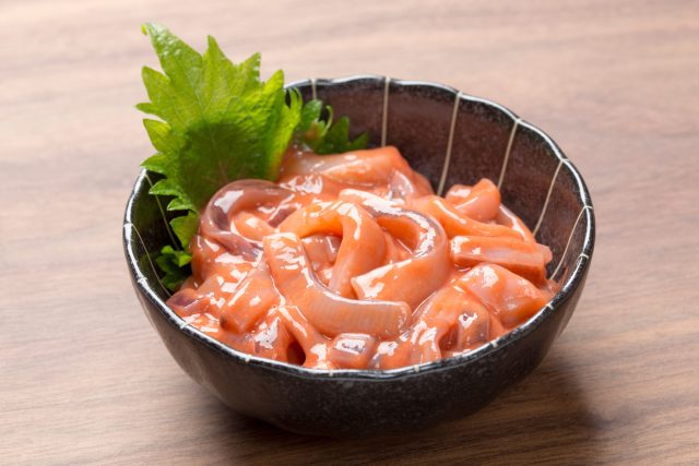 Шиокара — это концентрат морского дна: кусочки сырого кальмара в соусе из собственных забродивших потрохов. Из-за дикой солёности и привкуса гниения японцы едят её крошечными порциями, обязательно запивая крепким саке.