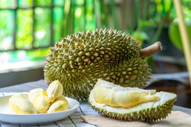 Дуриан называют «королём фруктов» за божественный вкус заварного крема, спрятанный за вонью канализации (хотя кто-то говорит, что просто жаренного лука). Запах настолько въедливый, что с ним запрещено входить в отели и летать в самолётах, но ради нежной мякоти многие готовы рискнуть.