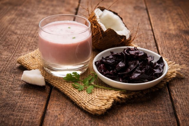 Ярко-розовый кокум обманчив: вместо сладкого морса вы получаете солёно-кислый напиток с чесноком и чили. Этот «жидкий пряный суп» индийцы пьют в жару для охлаждения, хотя для туриста такой вкус становится настоящим шоком.