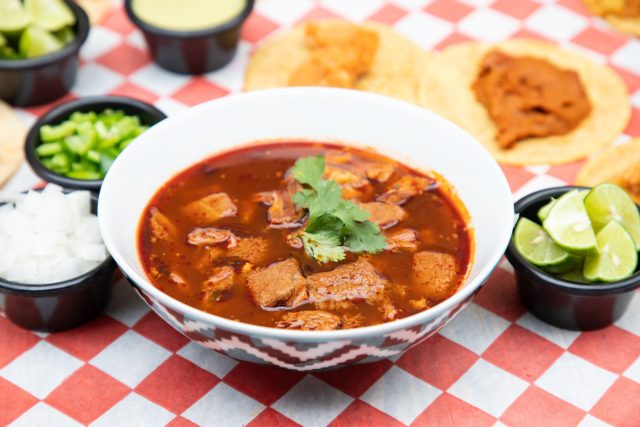 Мексиканский суп менудо — легендарное средство от похмелья. В остром бульоне плавают скользкие кусочки коровьего желудка. Для местных это воскресный ритуал спасения, а для туристов — испытание видом «ячеистых губок» в тарелке.